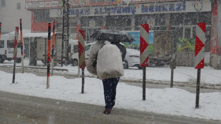 HAKKARİ'nin Yüksekova ilçesinde sabah saatlerinden itibaren kar yağışı etkili olmaya başladı