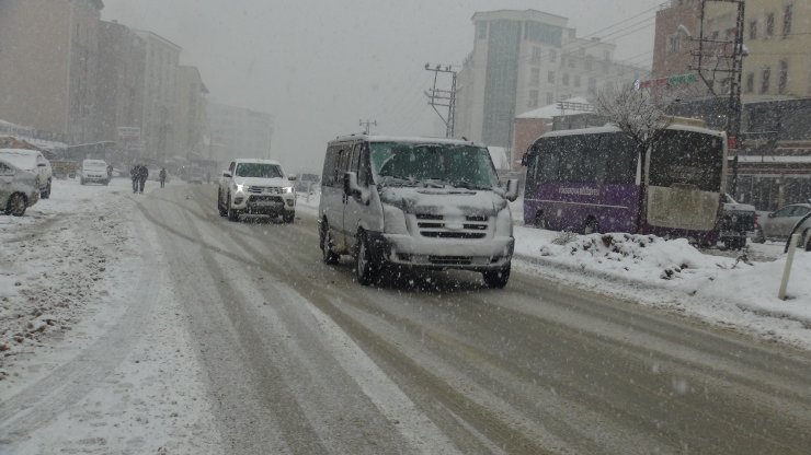 HAKKARİ'nin Yüksekova ilçesinde sabah saatlerinden itibaren kar yağışı etkili olmaya başladı