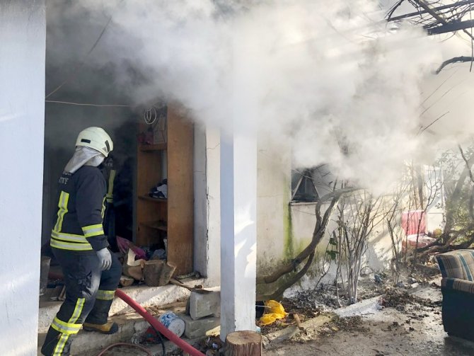 Muğla'nın Menteşe ilçesi Düğerek Mahallesinde ev yangını meydana geldi