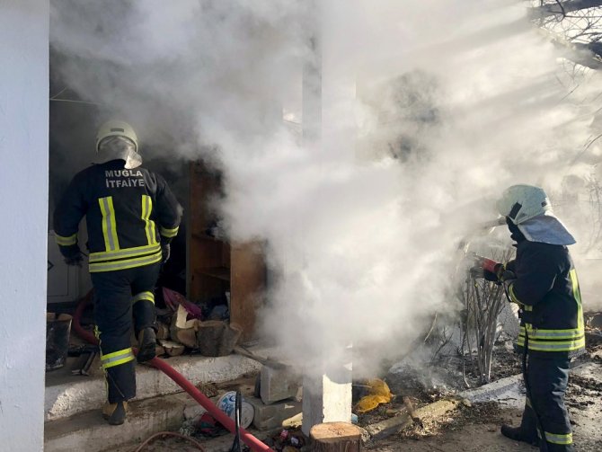 Muğla'nın Menteşe ilçesi Düğerek Mahallesinde ev yangını meydana geldi