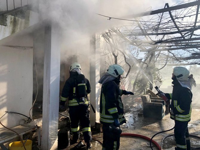 Muğla'nın Menteşe ilçesi Düğerek Mahallesinde ev yangını meydana geldi