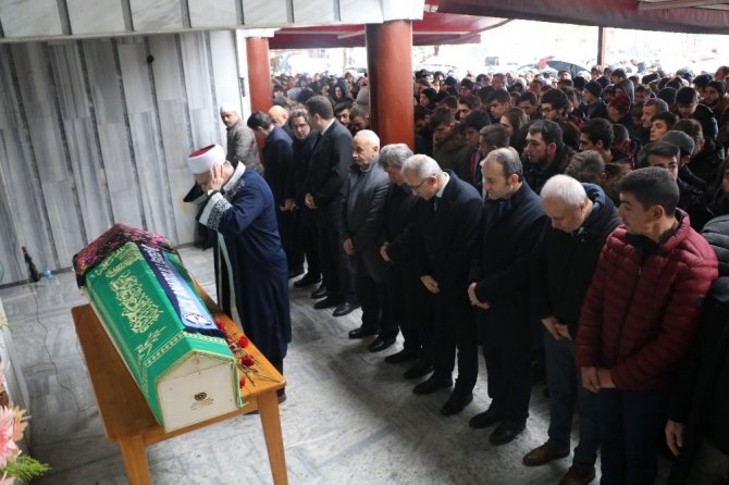 Nazan öğretmen öğrencilerinin ve meslektaşlarının gözyaşları ile memleketi Ankara'ya uğurlandı