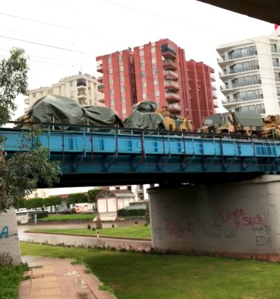 TSK personeli tarafından vagonlara yüklenen askeri araçlar, Adana'dan geçirildi