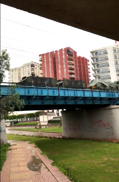 TSK personeli tarafından vagonlara yüklenen askeri araçlar, Adana'dan geçirildi