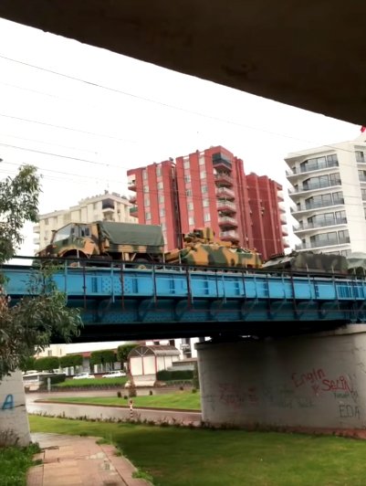 TSK personeli tarafından vagonlara yüklenen askeri araçlar, Adana'dan geçirildi