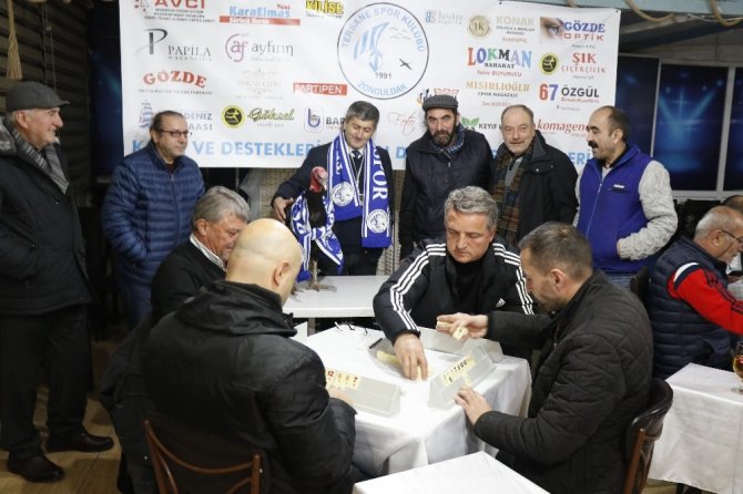 41 yıldır düzenlenen okey turnuvasının şampiyonuna "Baba Hindi" hediye edildi