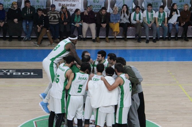 Düzce Belediyespor Erkek Basketbol takımı Yalova Belediyespor'u 19 sayı farkla maülup etti