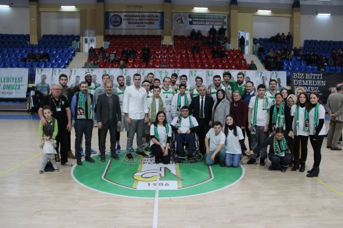 Düzce Belediyespor Erkek Basketbol takımı Yalova Belediyespor'u 19 sayı farkla maülup etti
