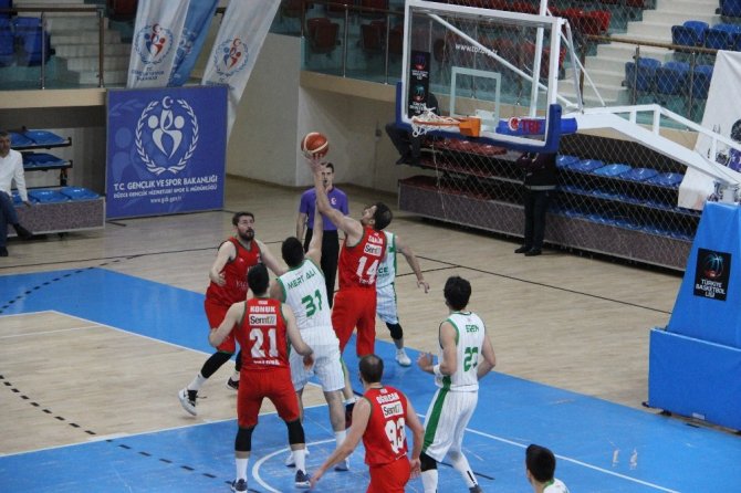Düzce Belediyespor Erkek Basketbol takımı Yalova Belediyespor'u 19 sayı farkla maülup etti
