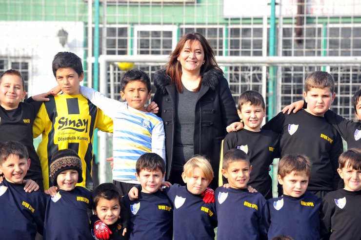Futbolcu fabrikası kulübün kadın başkanı sporcuların hem annesi, hem eğitmeni oldu