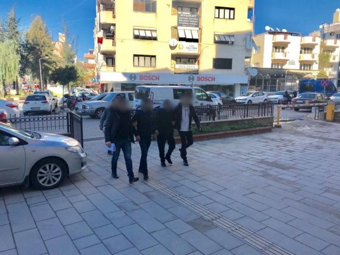Kuşadası Polisi Kuşadası’nda çeşitli suçlardan aranan 3 kişiyi yakaladı