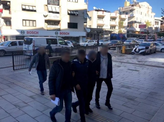 Kuşadası Polisi Kuşadası’nda çeşitli suçlardan aranan 3 kişiyi yakaladı