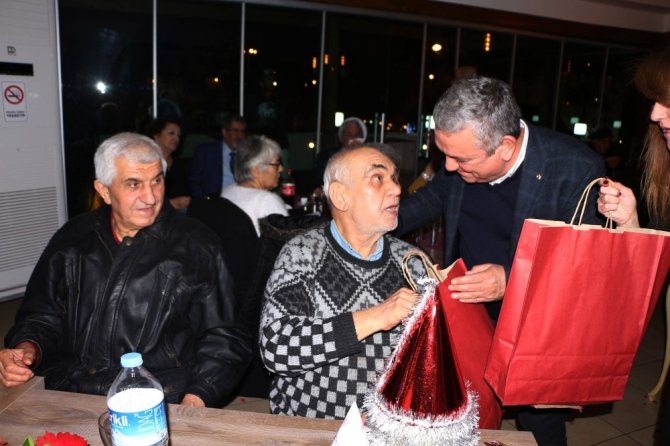 Özer Kayalı, yeni yıl nedeniyle Kuşadası Belediyesi Huzurevi sakinleriyle buluştu