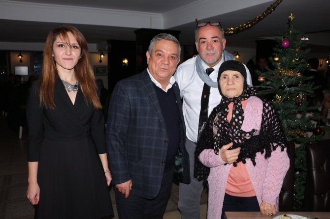 Özer Kayalı, yeni yıl nedeniyle Kuşadası Belediyesi Huzurevi sakinleriyle buluştu