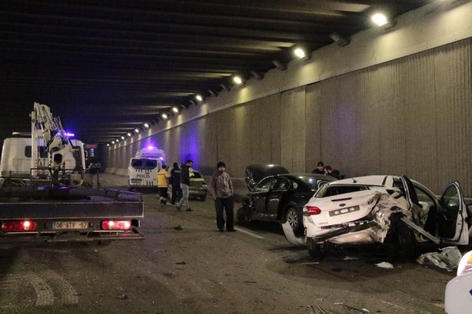 Ankara'da alt geçitte 4 aracın karıştığı zincirleme trafik kazasında 5 kişi yaralandı