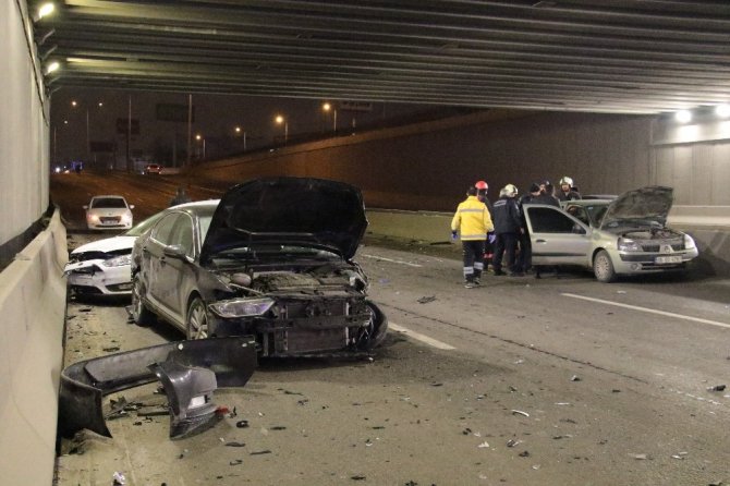 Ankara'da alt geçitte 4 aracın karıştığı zincirleme trafik kazasında 5 kişi yaralandı