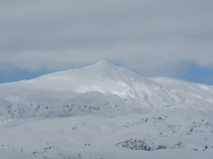 Dünya Kültür Mirası listesinde yer alan Nemrut Dağı, kar yağışı ile beyaza büründü