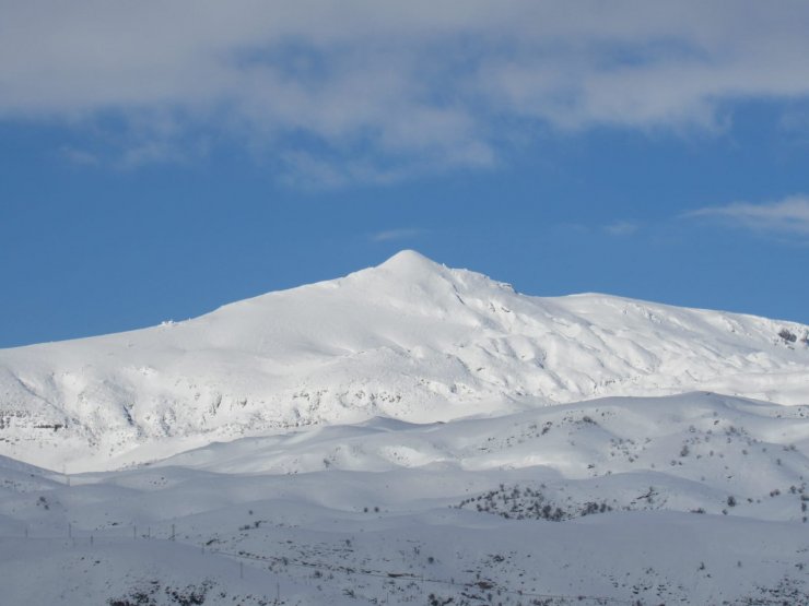 Dünya Kültür Mirası listesinde yer alan Nemrut Dağı, kar yağışı ile beyaza büründü