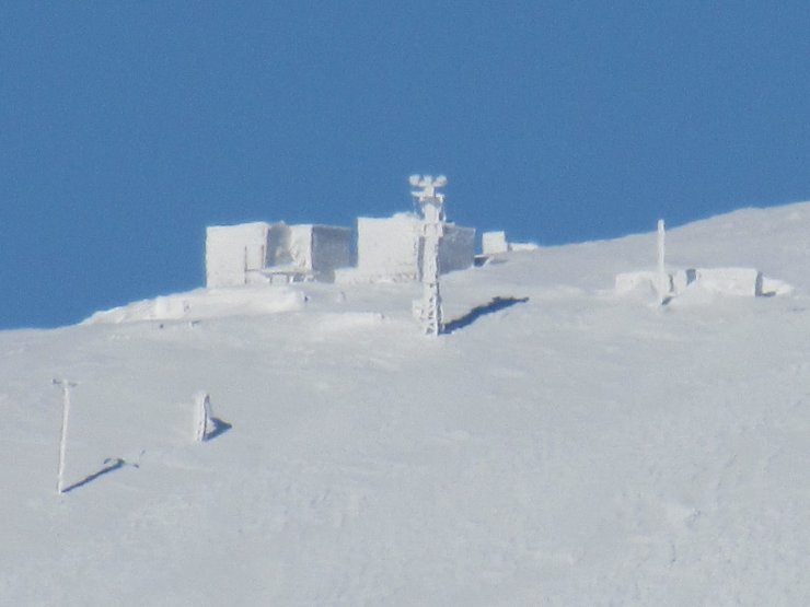 Dünya Kültür Mirası listesinde yer alan Nemrut Dağı, kar yağışı ile beyaza büründü