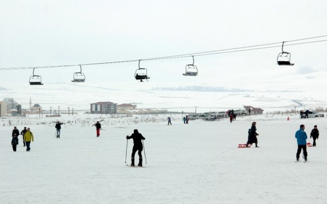 Kars Valisi Öksüz: “Vatandaşlarımızdan özür dileriz, kayak merkezimizde her şey normale döndü”