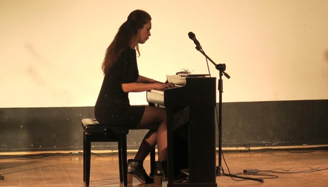 Piyanist Ezgi Serim Foça’da unutulmaz bir müzik dinletisi sundu.