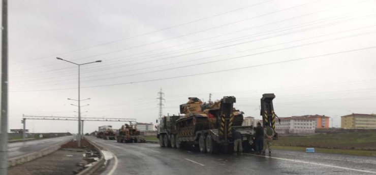 ŞIRNAK'ın Cizre ilçesinden 20 tank taşıyıcı, Suriye sınırına doğru yola çıkarıldı.