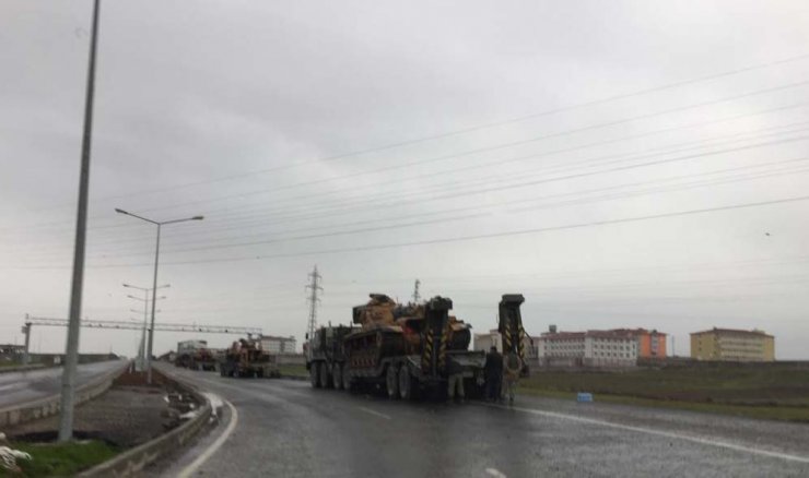 ŞIRNAK'ın Cizre ilçesinden 20 tank taşıyıcı, Suriye sınırına doğru yola çıkarıldı.