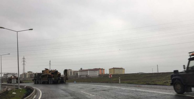 ŞIRNAK'ın Cizre ilçesinden 20 tank taşıyıcı, Suriye sınırına doğru yola çıkarıldı.