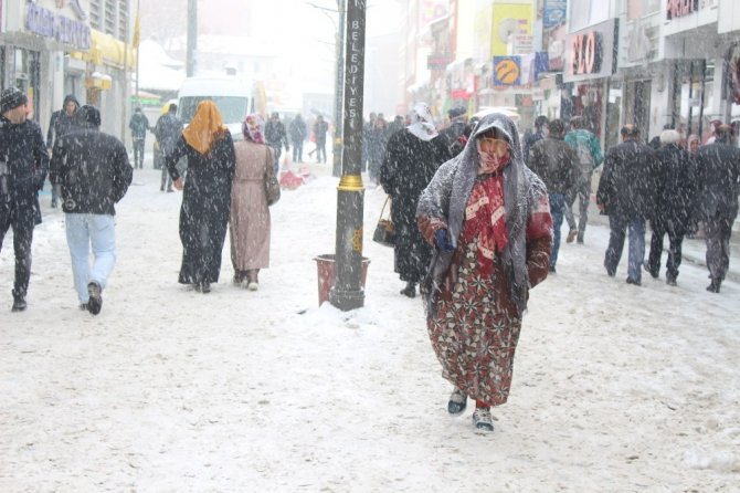 Ağrı’da kar yağışı "vatandaşlar 2018 yılına kar yağışı ile veda ediyor"