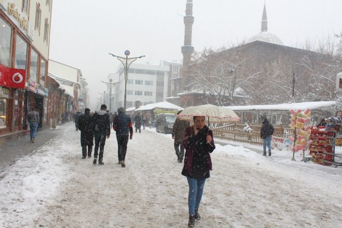 Ağrı’da kar yağışı "vatandaşlar 2018 yılına kar yağışı ile veda ediyor"