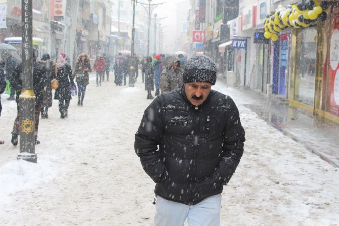 Ağrı’da kar yağışı "vatandaşlar 2018 yılına kar yağışı ile veda ediyor"