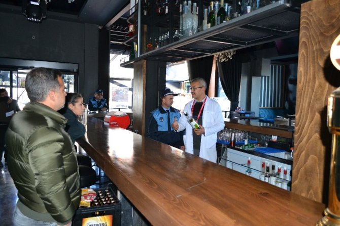 Alanya Belediyesi, 2019 yılına sayılı saatler kala eğlence mekanlarını denetledi.