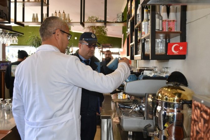 Alanya Belediyesi, 2019 yılına sayılı saatler kala eğlence mekanlarını denetledi.