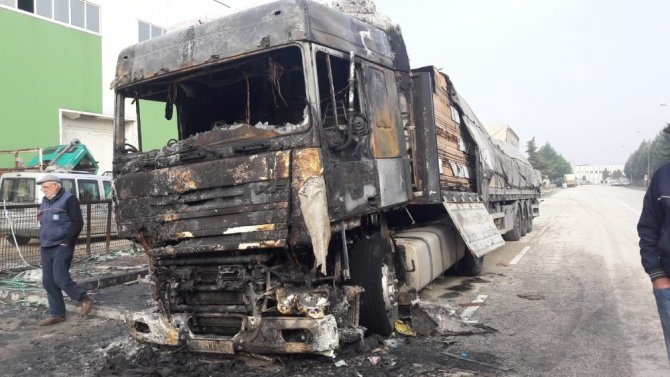 Bursa'nın İnegöl ilçesinde Park halindeki tır yandı