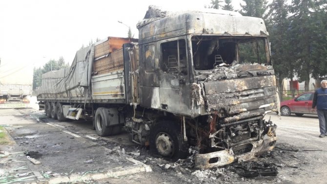 Bursa'nın İnegöl ilçesinde Park halindeki tır yandı