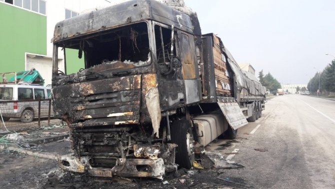 Bursa'nın İnegöl ilçesinde Park halindeki tır yandı