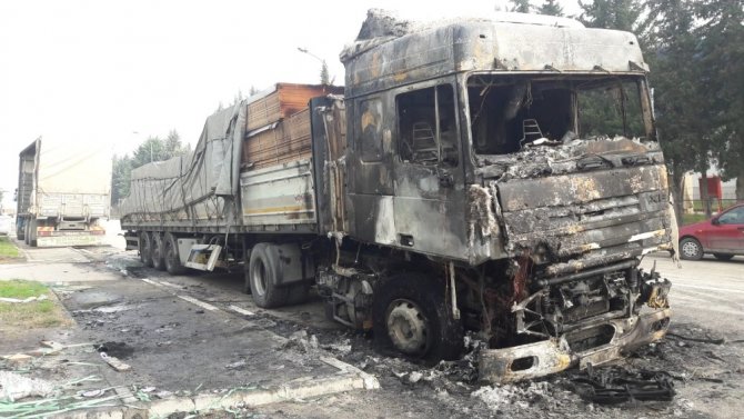 Bursa'nın İnegöl ilçesinde Park halindeki tır yandı