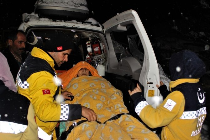 Elazığ'da Kapanan yolları aştılar, rahatsızlanan Nazmiye nineye 3 saatte ulaştılar