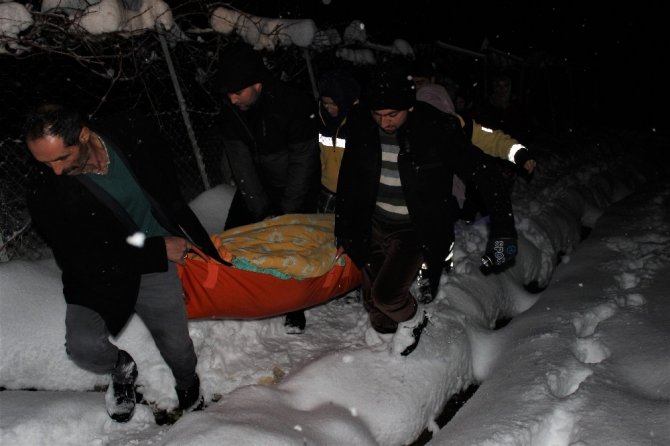 Elazığ'da Kapanan yolları aştılar, rahatsızlanan Nazmiye nineye 3 saatte ulaştılar