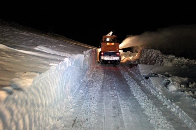 Elazığ'da Kapanan yolları aştılar, rahatsızlanan Nazmiye nineye 3 saatte ulaştılar