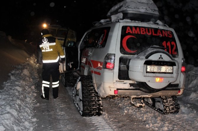 Elazığ'da Kapanan yolları aştılar, rahatsızlanan Nazmiye nineye 3 saatte ulaştılar