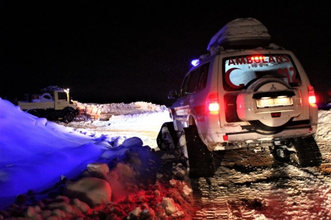 Elazığ'da Kapanan yolları aştılar, rahatsızlanan Nazmiye nineye 3 saatte ulaştılar