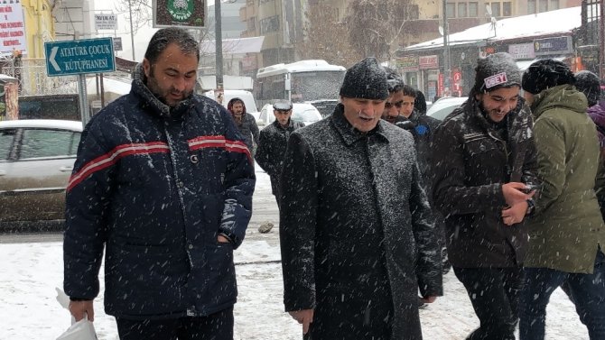 Kars’ta kar yağışı etkili oluyor