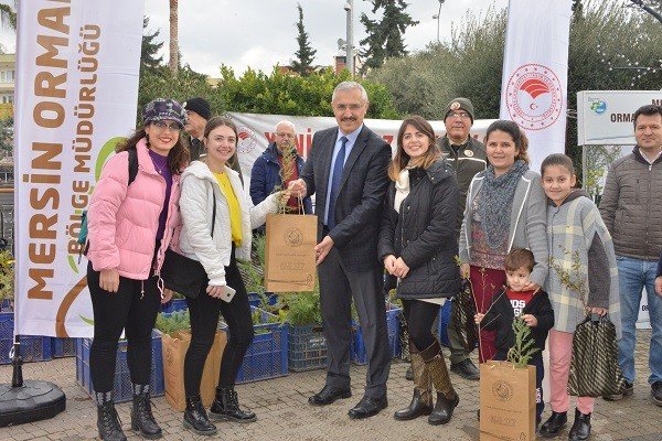 Orman Genel Müdürlüğü tarafından Mersin’de vatandaşlara 5 bin fidan dağıtıldı