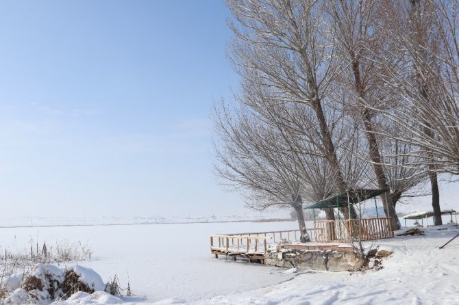 Sivas'ta hava sıcaklığının sıfırın altına düşmesi ile Hafik Gölü dondu.