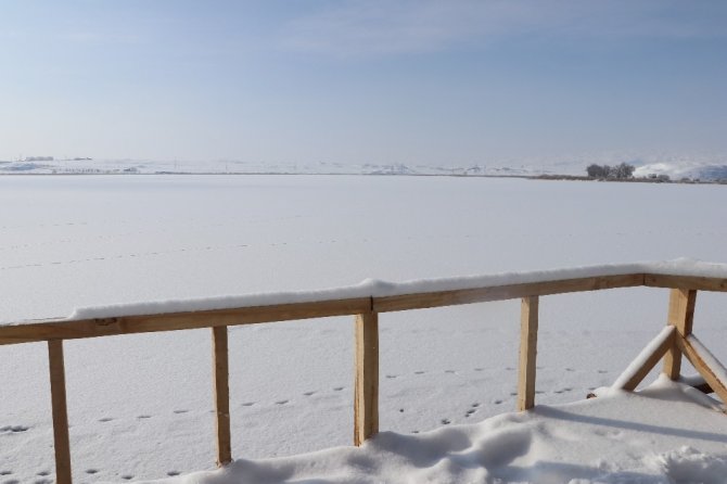 Sivas'ta hava sıcaklığının sıfırın altına düşmesi ile Hafik Gölü dondu.