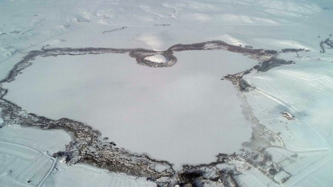 Sivas'ta hava sıcaklığının sıfırın altına düşmesi ile Hafik Gölü dondu.