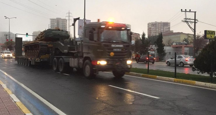 Tank, silah, mühimmat ve askeri malzeme taşıyan askeri konvoy Mardin'e ulaştı