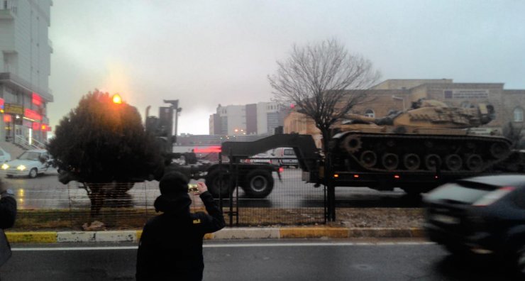 Tank, silah, mühimmat ve askeri malzeme taşıyan askeri konvoy Mardin'e ulaştı