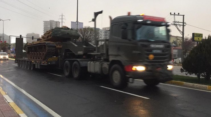Tank, silah, mühimmat ve askeri malzeme taşıyan askeri konvoy Mardin'e ulaştı